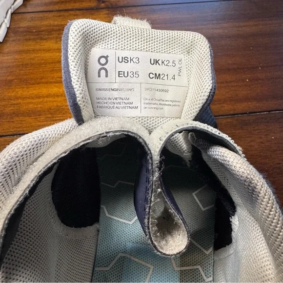 On Kids' Preschool Cloud Play Shoes Running Sneakers Navy White Size 3K EUC - Picture 6 of 6